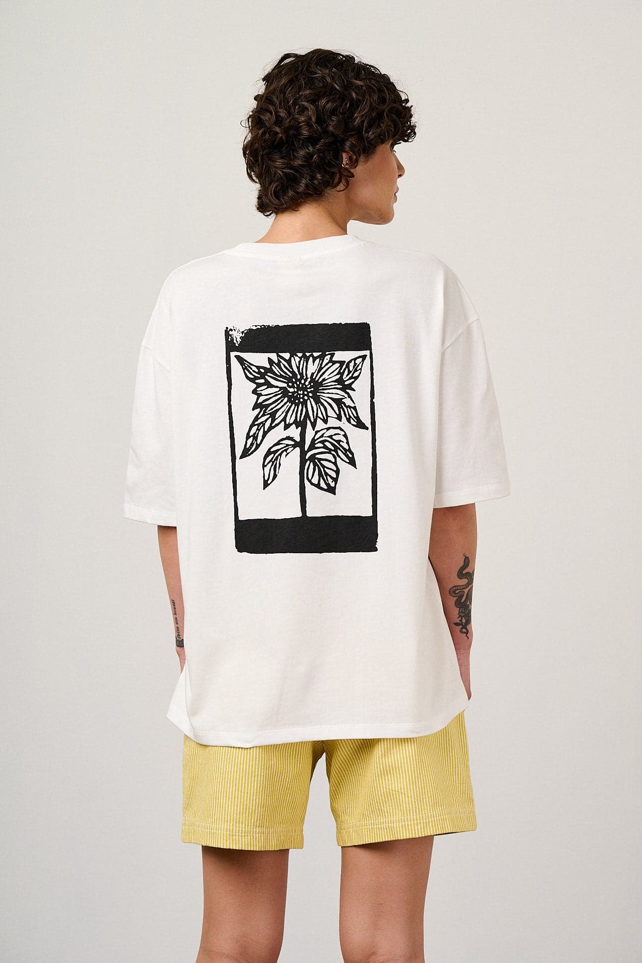 Benny - Oversized Cotton T-Shirt in White Sunflower Print