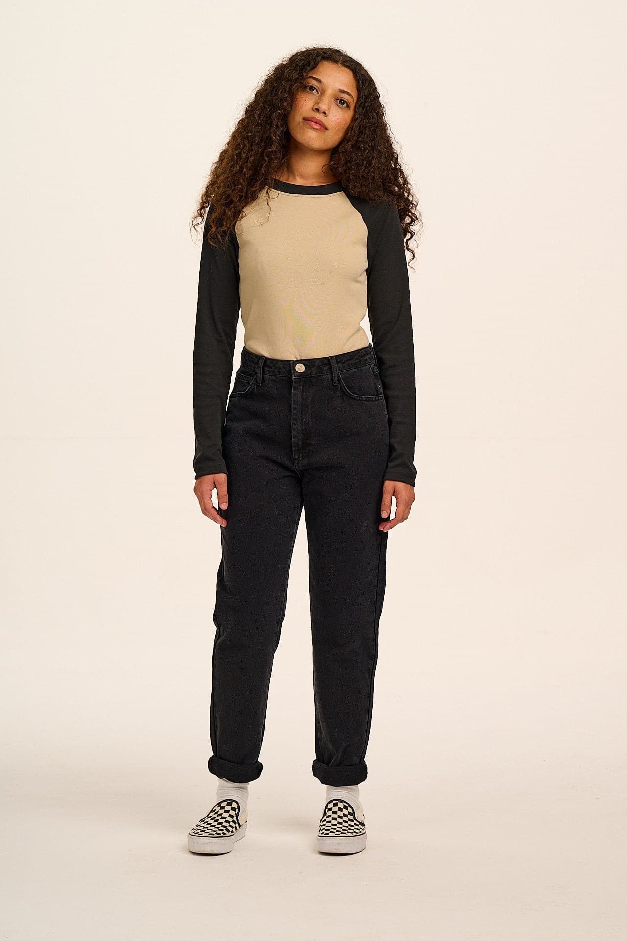 Dana - Mom Denim Jeans in Washed Black